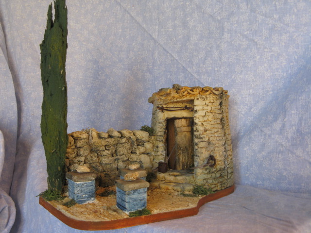 petit ensemble avec ruches, cabanon et un cyprès de Provence