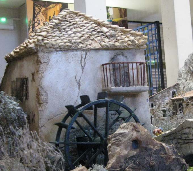 moulin à eau dans la crèche de l'Office de tourisme de Carpentras