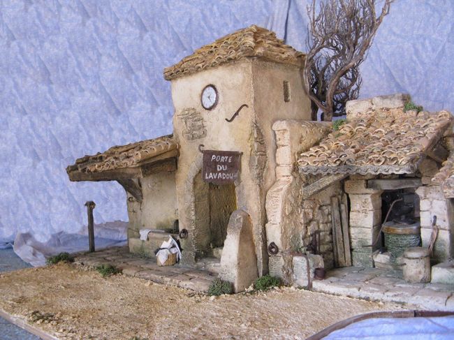 un lavoir accolé au pressoir. En provence on appelle un lavoir : le lavadou