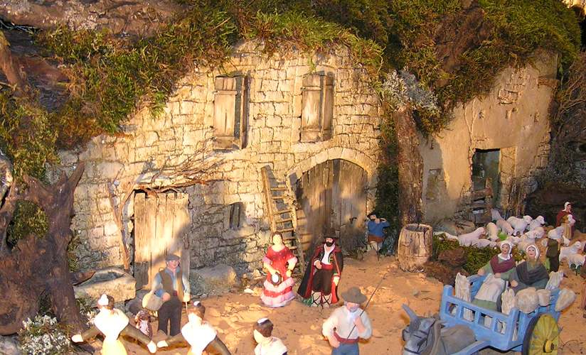 Façade troglodyte tel que peut en voir dans les monts du Vaucluse et le Luberon