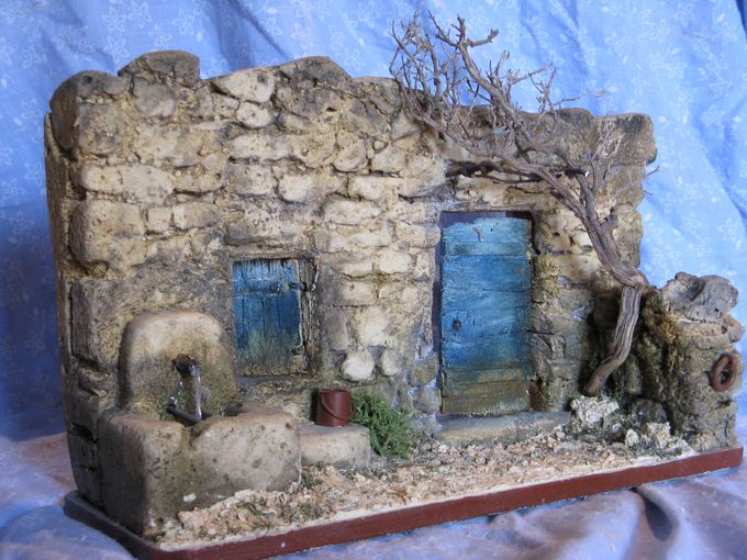 Petite fontaine près d'un mur en pierres sèches
