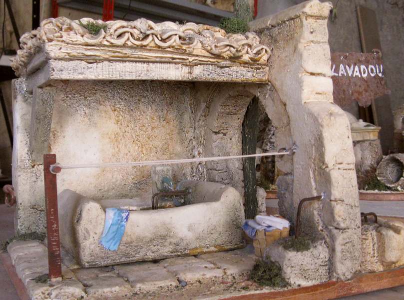 lavoir couvert du village avec étendage c'est le lavadou